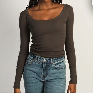 Harlow essential long sleeve scoop neck top - charcoal grey